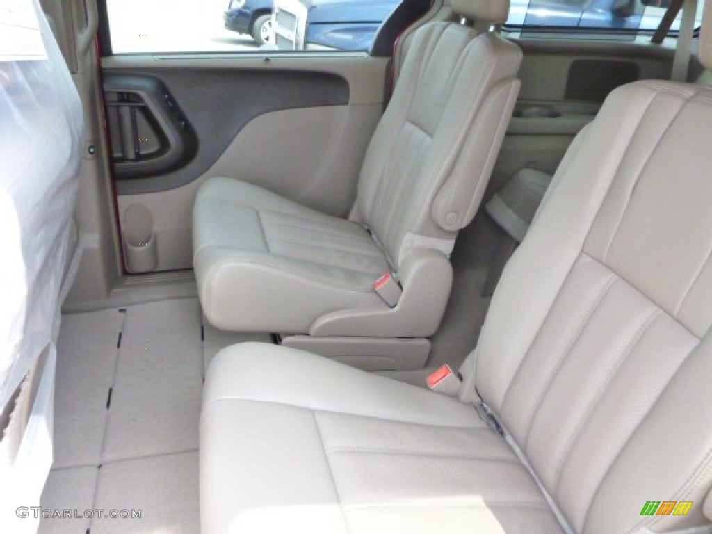 2014 Chrysler Town & Country Touring-L Rear Seat Photo #84864992