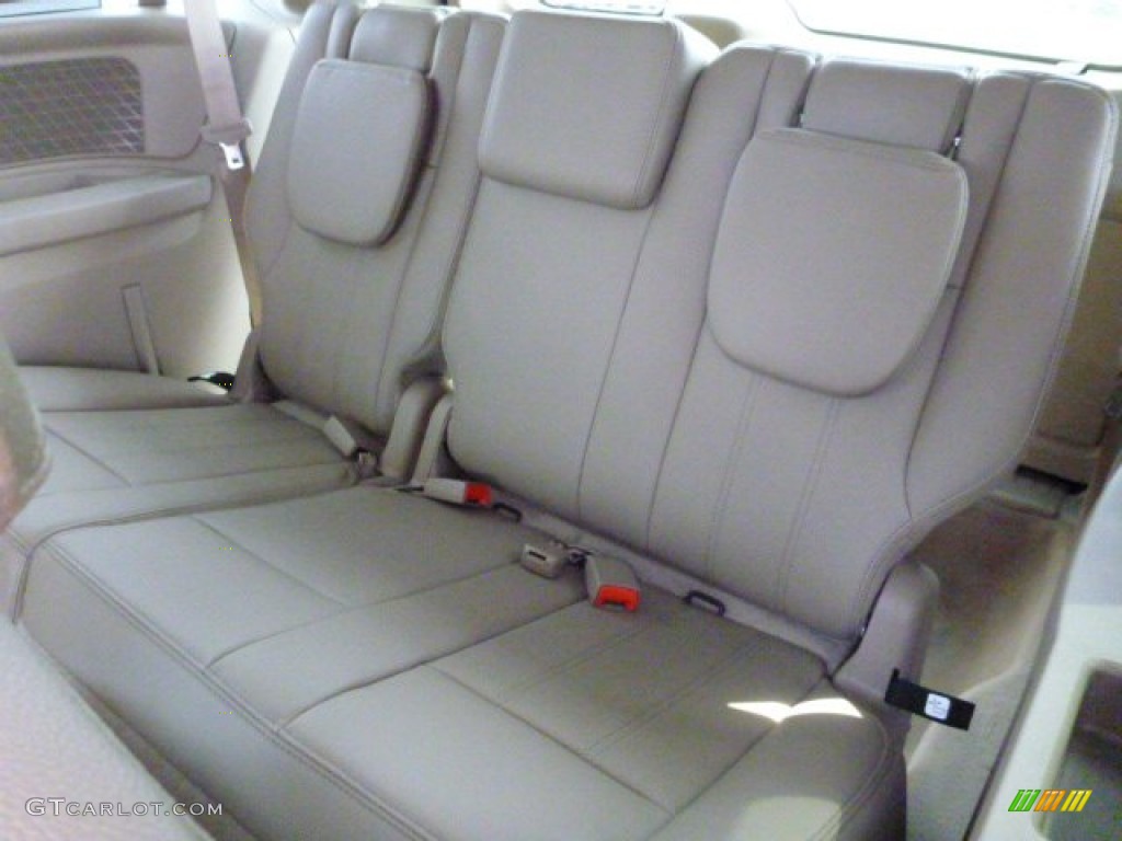 2014 Chrysler Town & Country Touring-L Rear Seat Photo #84865012