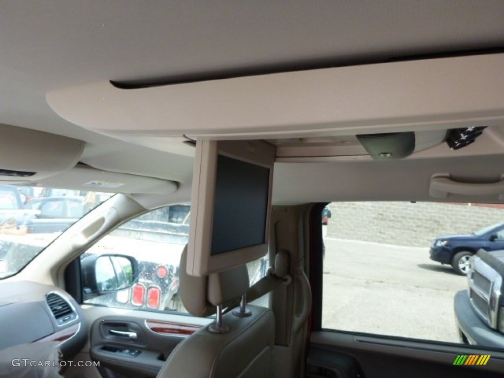 2014 Chrysler Town & Country Touring-L Entertainment System Photo #84865037