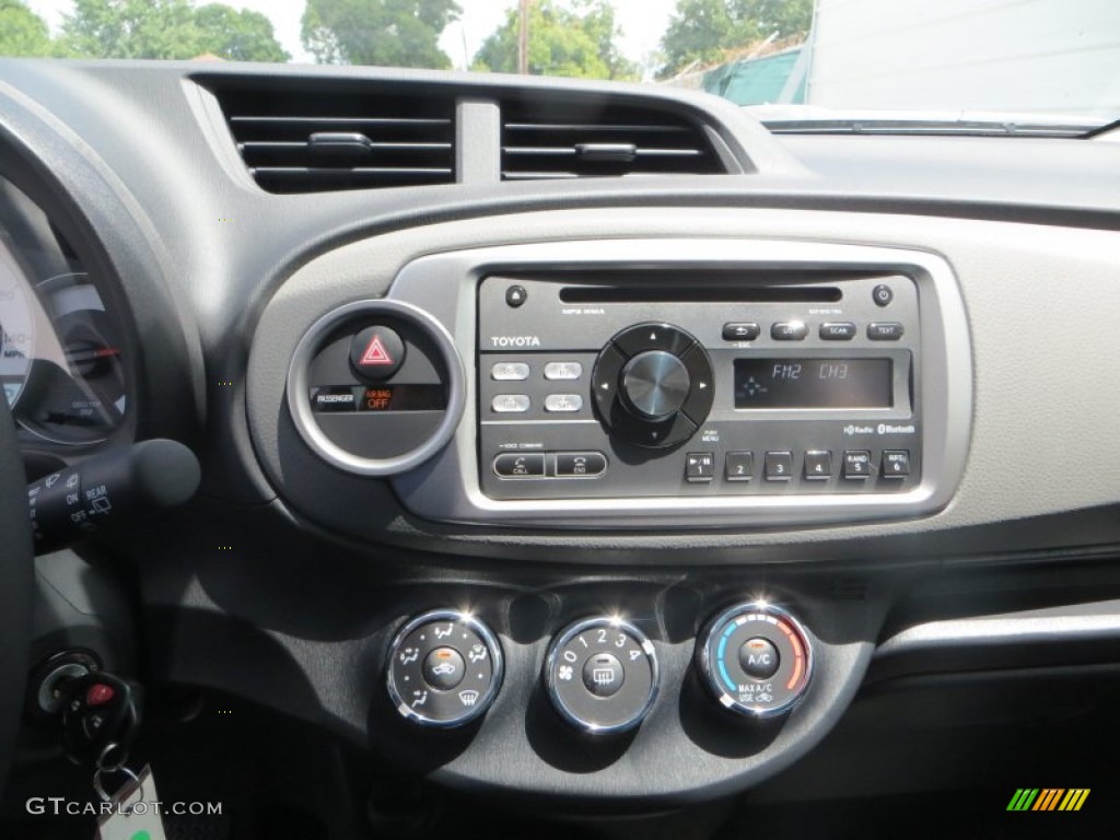 2014 Toyota Yaris SE 5 Door Controls Photo #84890700