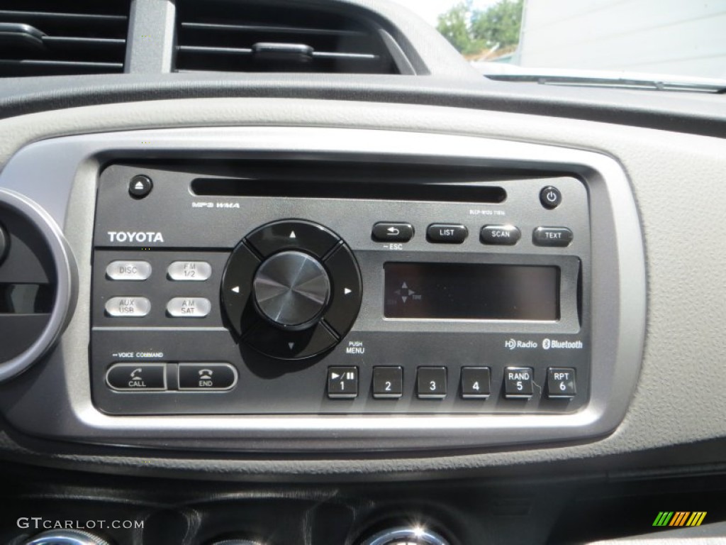 2014 Toyota Yaris SE 5 Door Controls Photo #84890723