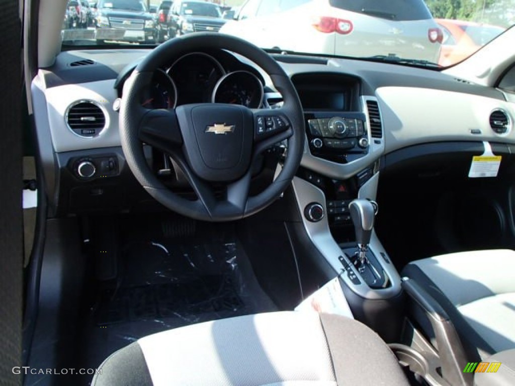 2014 Cruze LS - Rainforest Green Metallic / Jet Black/Medium Titanium photo #12