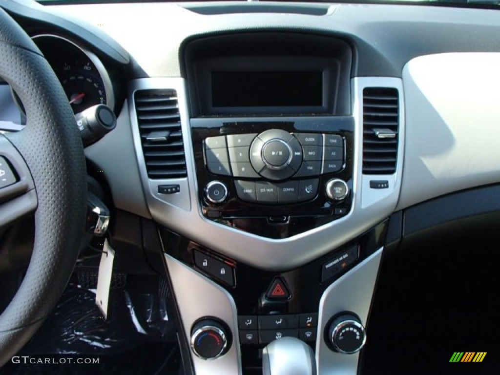 2014 Cruze LS - Rainforest Green Metallic / Jet Black/Medium Titanium photo #15