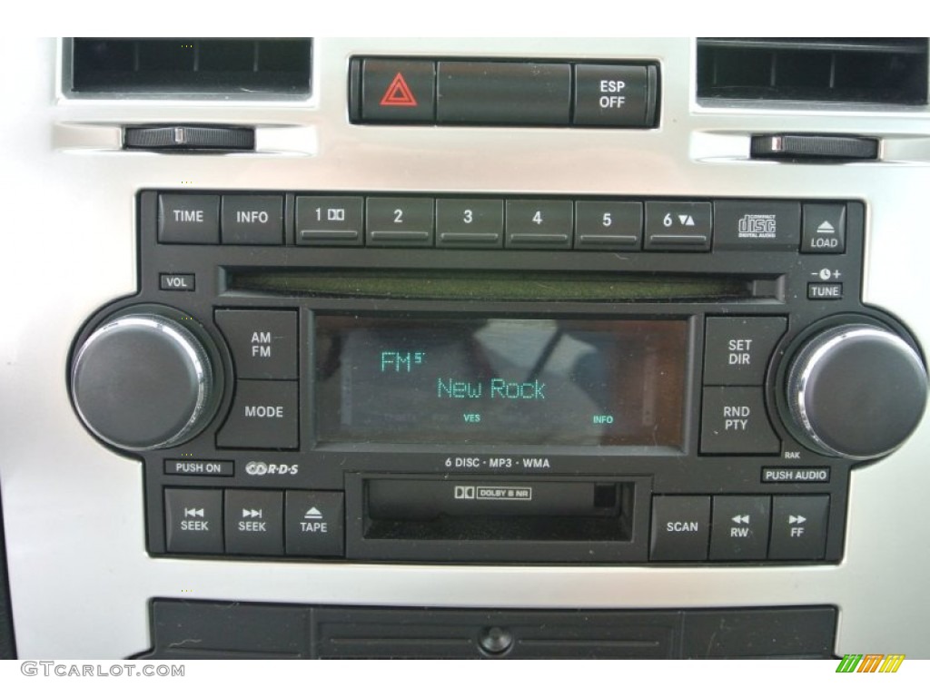 2006 Chrysler 300 C HEMI Audio System Photos