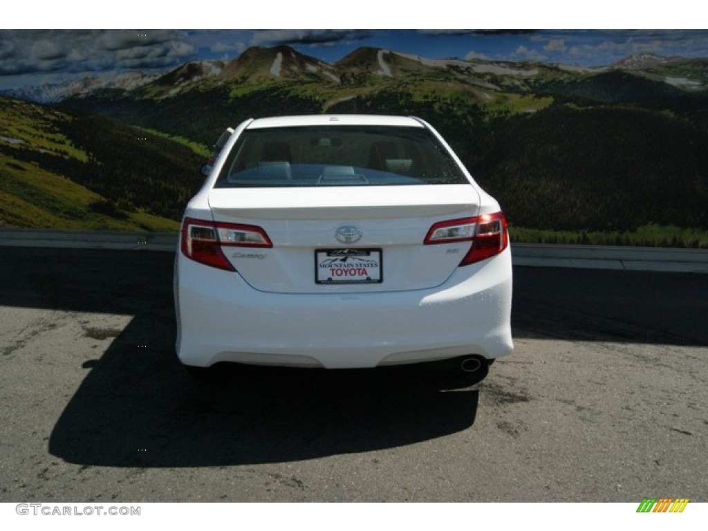2013 Camry SE - Super White / Black/Ash photo #4