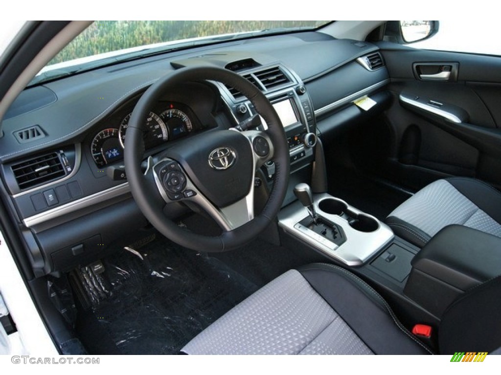 2013 Camry SE - Super White / Black/Ash photo #5