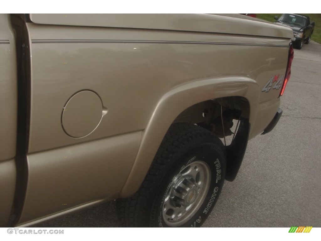 2004 Silverado 2500HD LT Crew Cab 4x4 - Sandstone Metallic / Tan photo #13