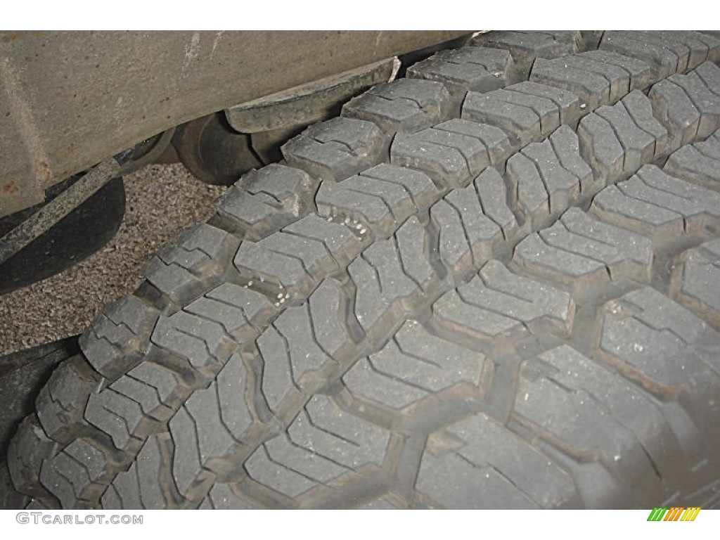 2004 Silverado 2500HD LT Crew Cab 4x4 - Sandstone Metallic / Tan photo #15