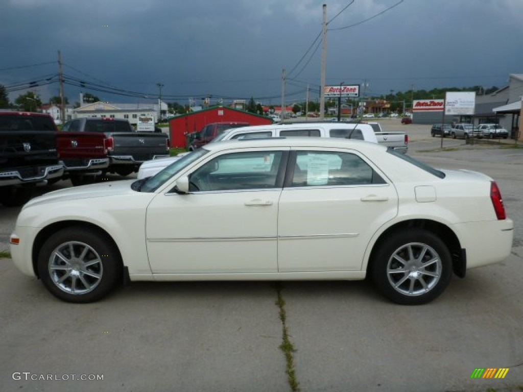 2008 300 Touring AWD - Stone White / Dark Slate Gray photo #2