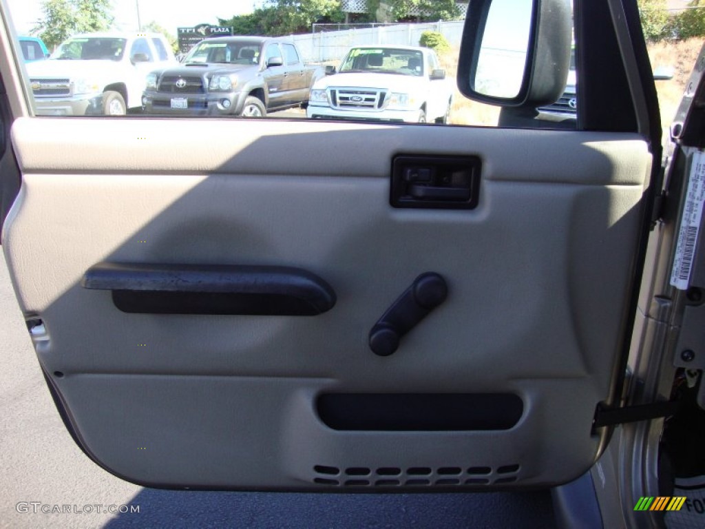 2004 Wrangler X 4x4 - Light Khaki Metallic / Khaki photo #9