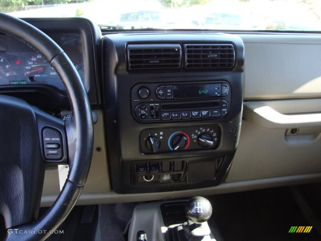 2004 Wrangler X 4x4 - Light Khaki Metallic / Khaki photo #13