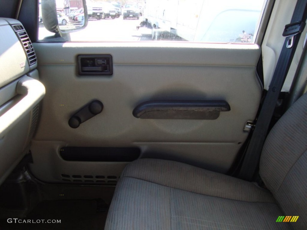 2004 Wrangler X 4x4 - Light Khaki Metallic / Khaki photo #15