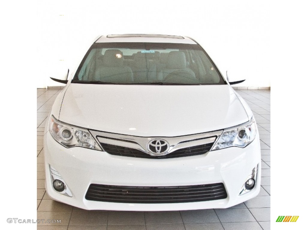 2013 Camry XLE - Super White / Ash photo #3