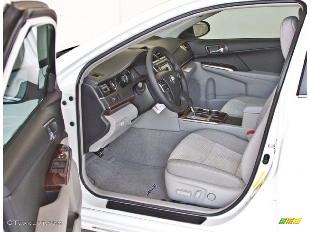 2013 Camry XLE - Super White / Ash photo #9