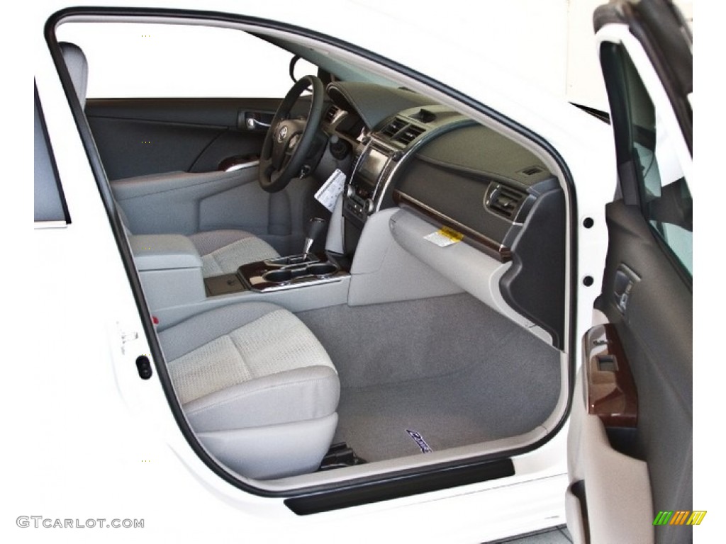 2013 Camry XLE - Super White / Ash photo #13
