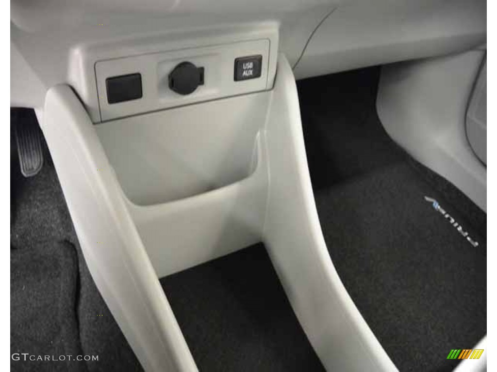 2013 Prius v Three Hybrid - Magnetic Gray Metallic / Misty Gray photo #25