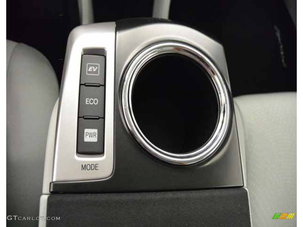 2013 Prius v Three Hybrid - Magnetic Gray Metallic / Misty Gray photo #26