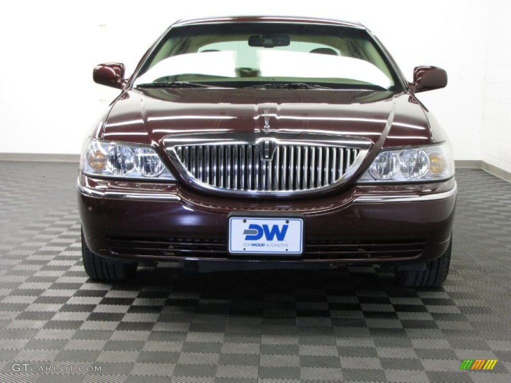 2007 Town Car Signature Limited - Dark Cherry Metallic / Light Camel photo #2