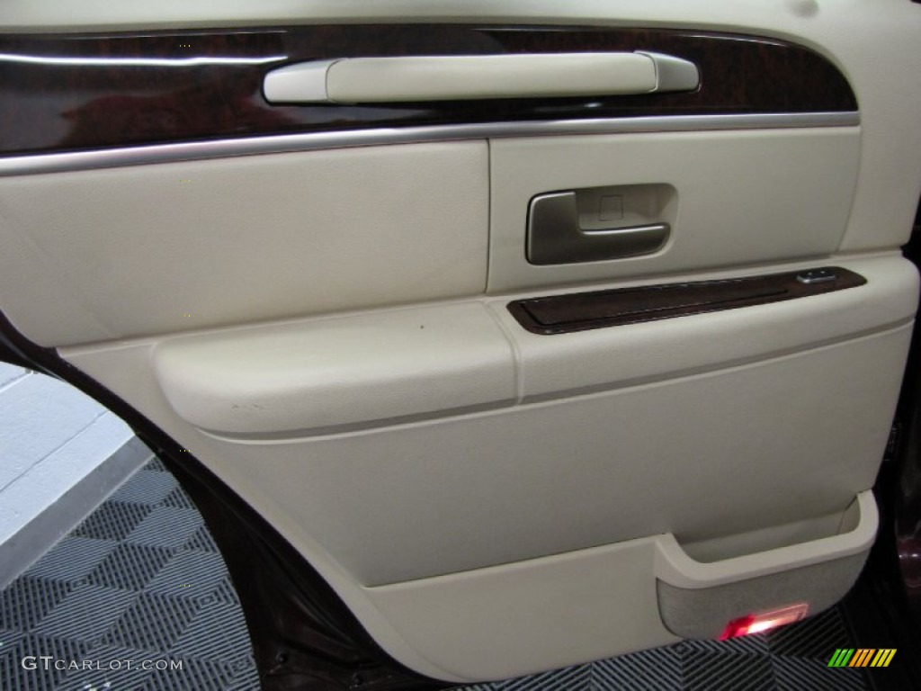 2007 Town Car Signature Limited - Dark Cherry Metallic / Light Camel photo #12