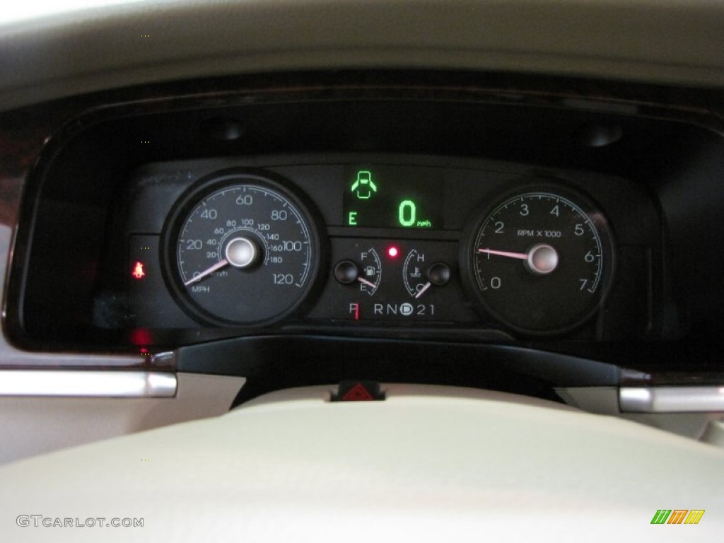 2007 Town Car Signature Limited - Dark Cherry Metallic / Light Camel photo #20