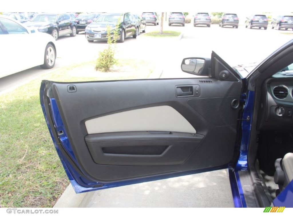 2013 Ford Mustang V6 Coupe Stone Door Panel Photo #84934390