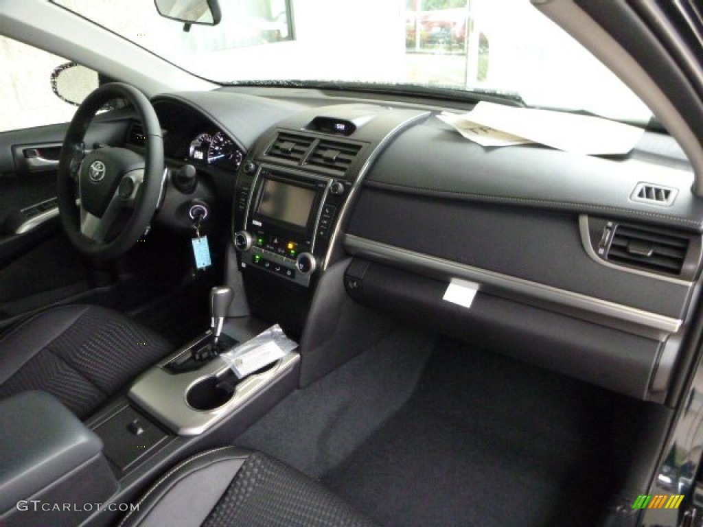 2014 Toyota Camry SE Black Dashboard Photo #84956749