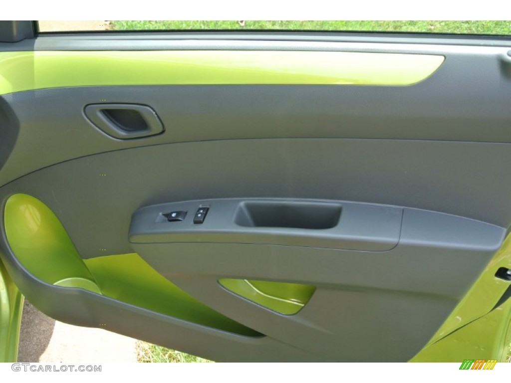 2014 Chevrolet Spark LT Silver/Green Door Panel Photo #84978925