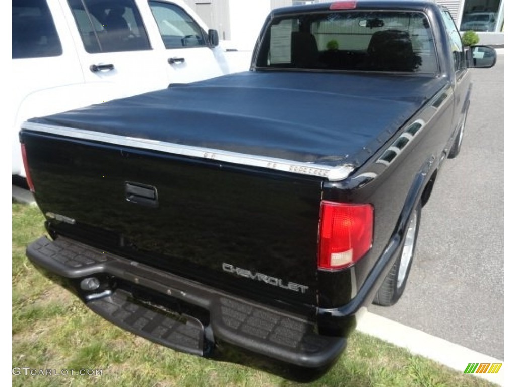 2003 S10 LS Regular Cab - Black Onyx / Graphite photo #2