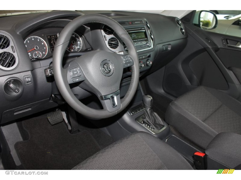 Black Interior 2014 Volkswagen Tiguan S Photo #85022066