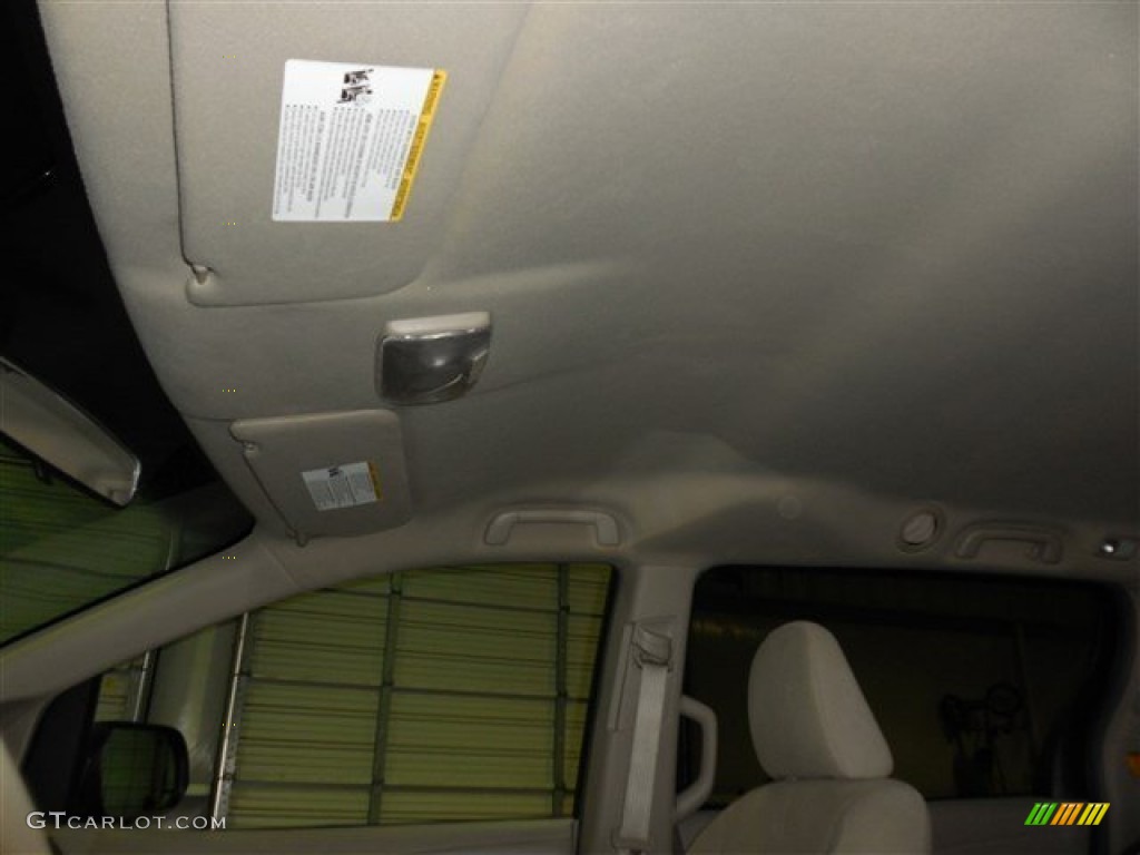 2011 Sienna  - Salsa Red Pearl / Bisque photo #15
