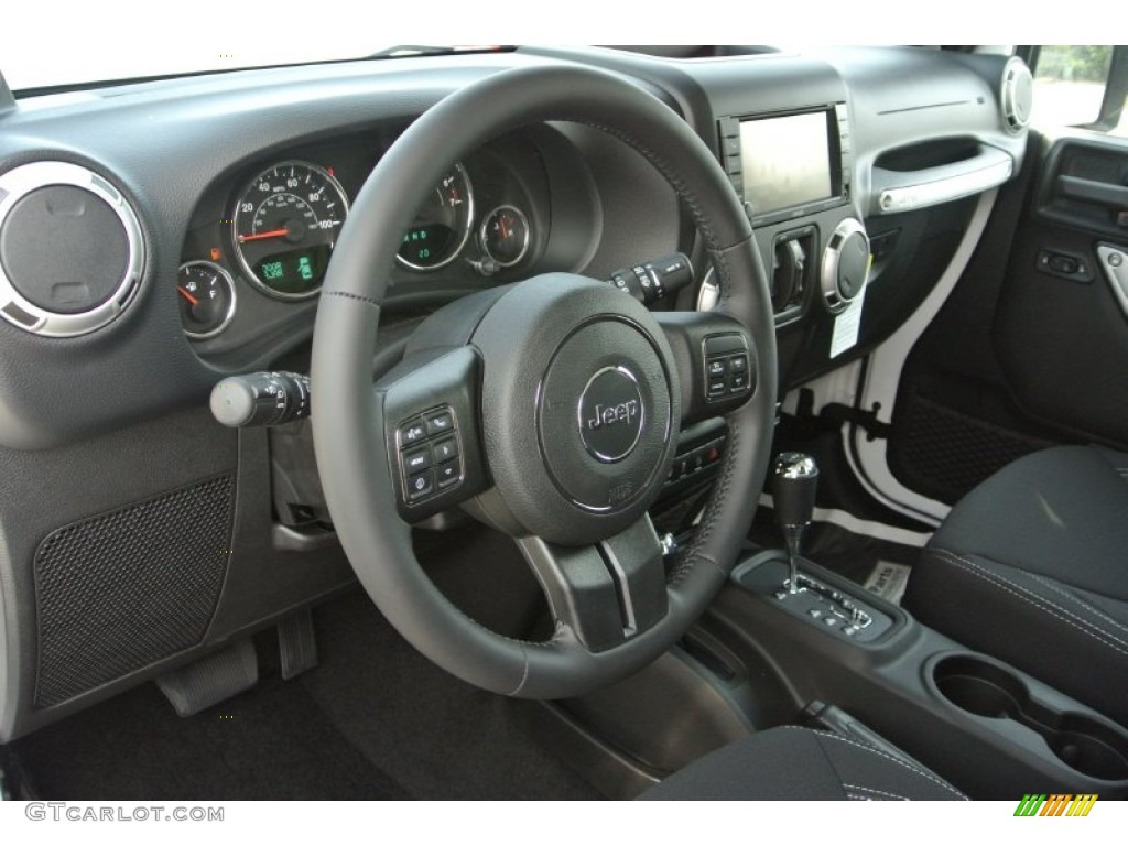 2014 Wrangler Unlimited Sahara 4x4 - Bright White / Black photo #21