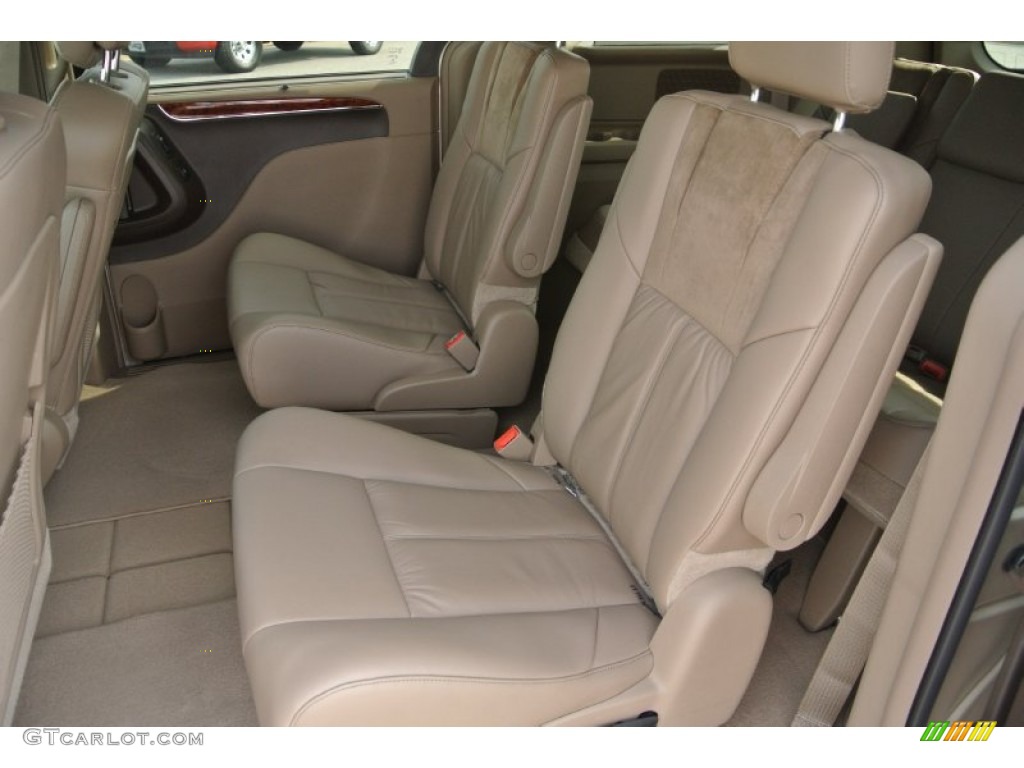 2014 Chrysler Town & Country Limited Rear Seat Photo #85030168
