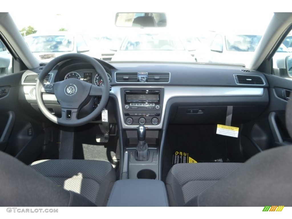 2014 Volkswagen Passat 2.5L S Titan Black Dashboard Photo #85030297