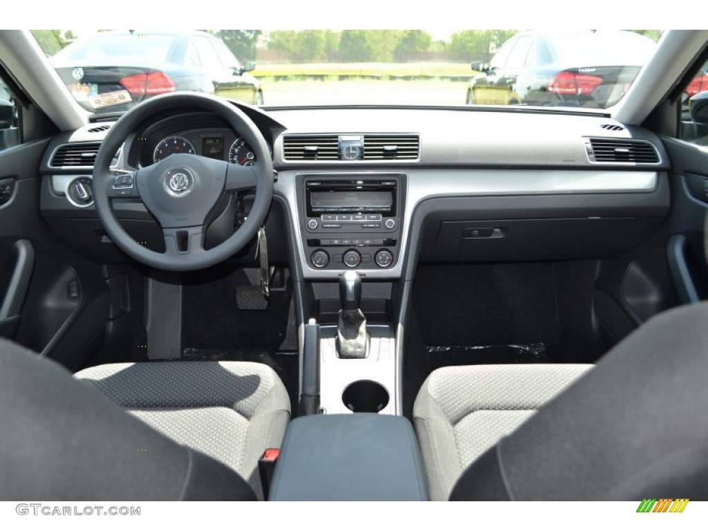2014 Volkswagen Passat 2.5L S Titan Black Dashboard Photo #85030588