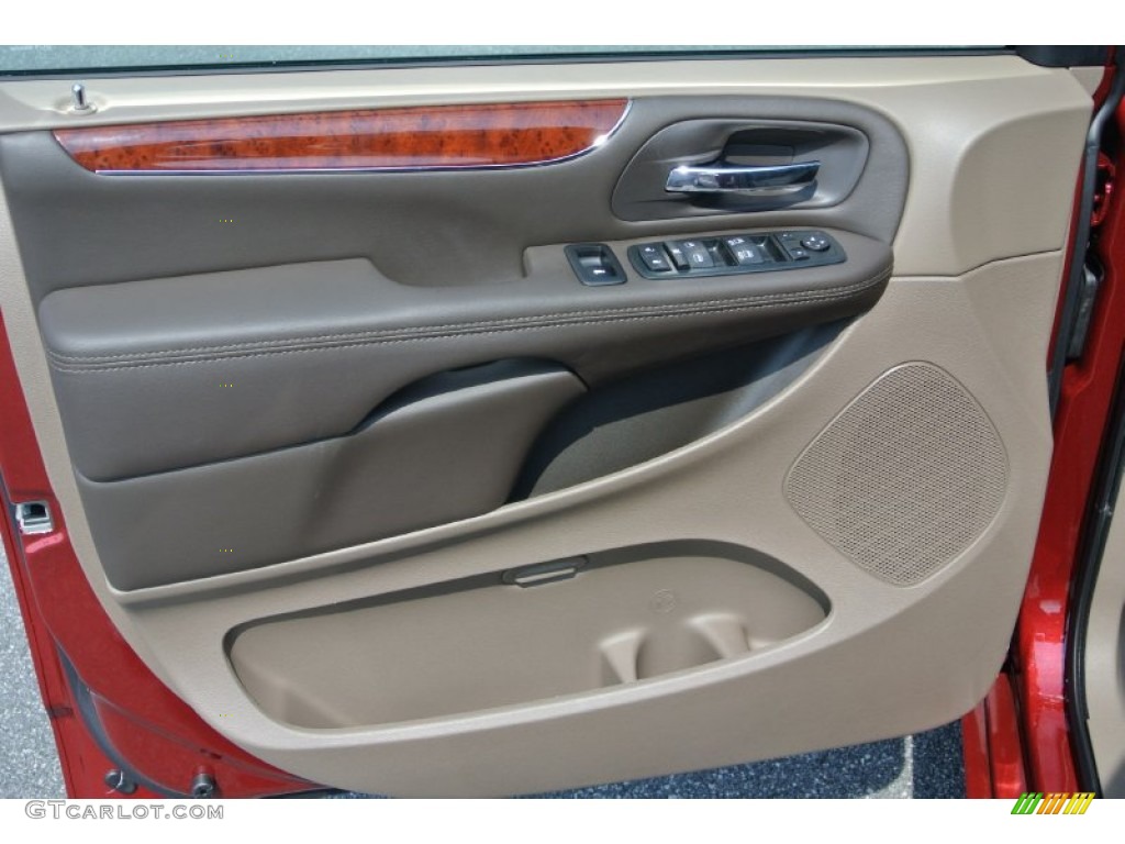 2014 Chrysler Town & Country Touring-L Door Panel Photos