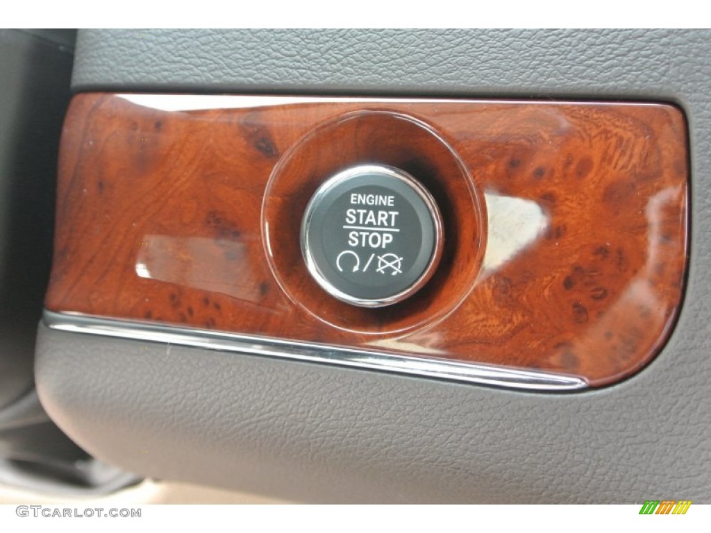 2014 Chrysler Town & Country Touring-L Controls Photo #85032640