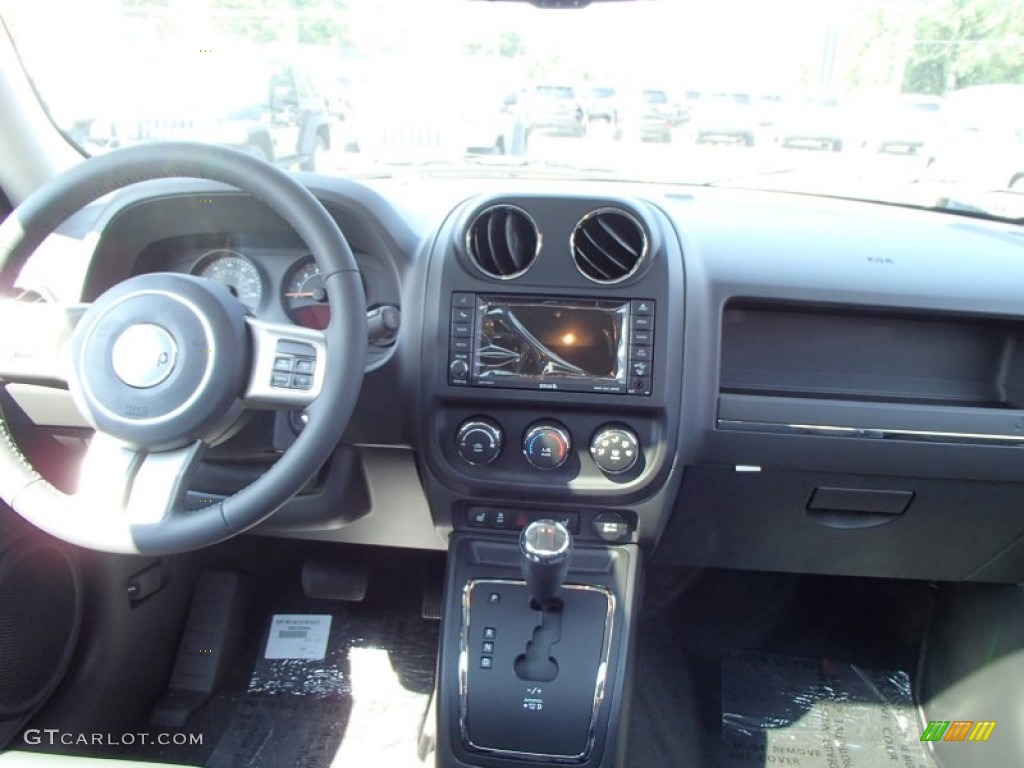 2014 Jeep Patriot Freedom Edition 4x4 Freedom Edition Dark Slate Gray/Silver Stitching Dashboard Photo #85035700