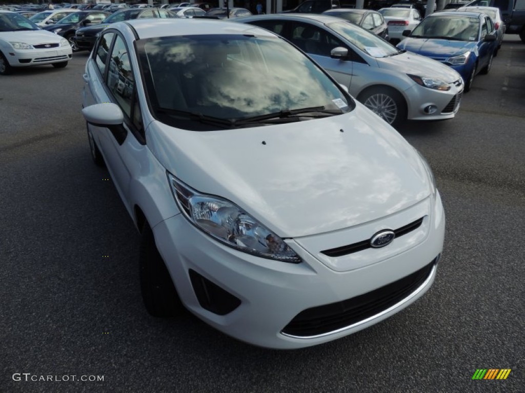 2011 Fiesta SE Hatchback - Oxford White / Light Stone/Charcoal Black Cloth photo #1