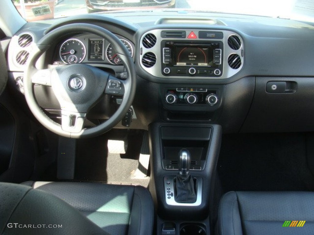 2011 Tiguan SE 4Motion - Deep Black Metallic / Charcoal photo #8