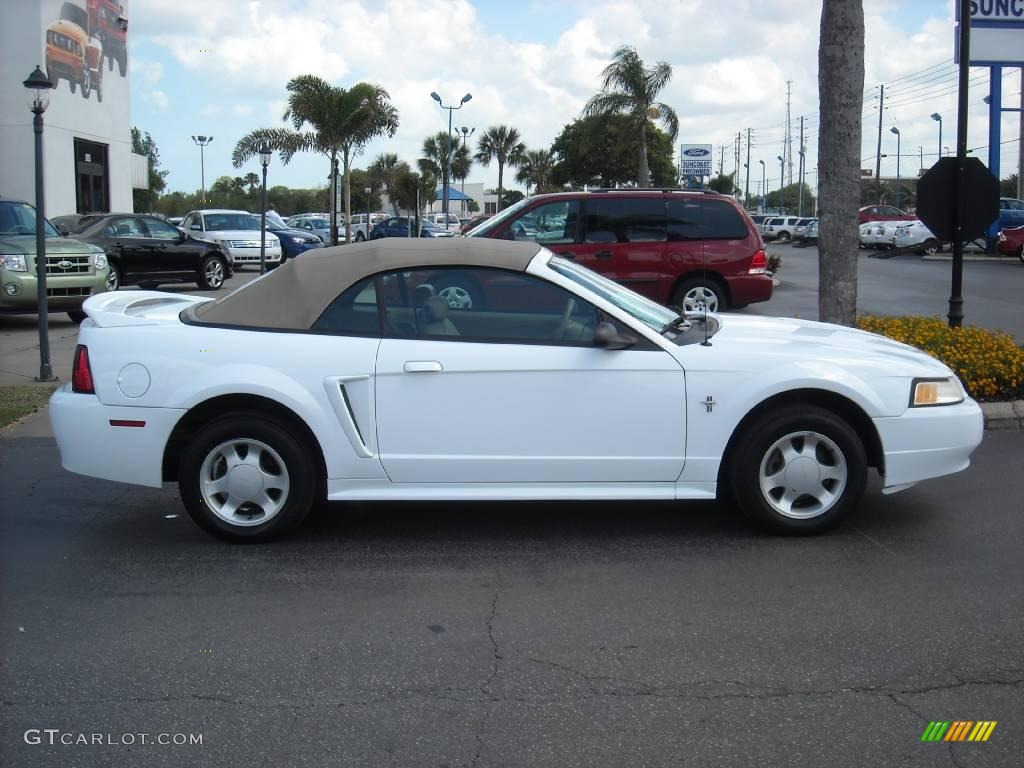 2000 Mustang V6 Convertible - Crystal White / Medium Parchment photo #3