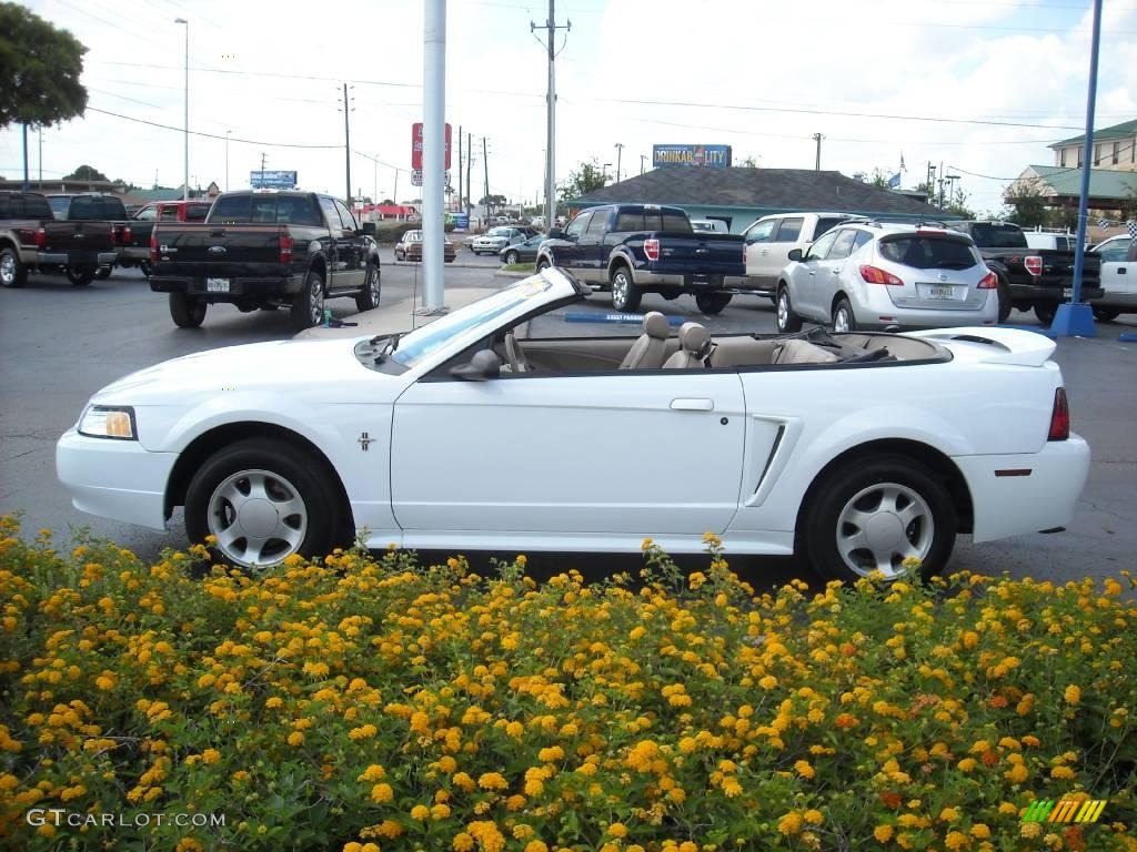 2000 Mustang V6 Convertible - Crystal White / Medium Parchment photo #8