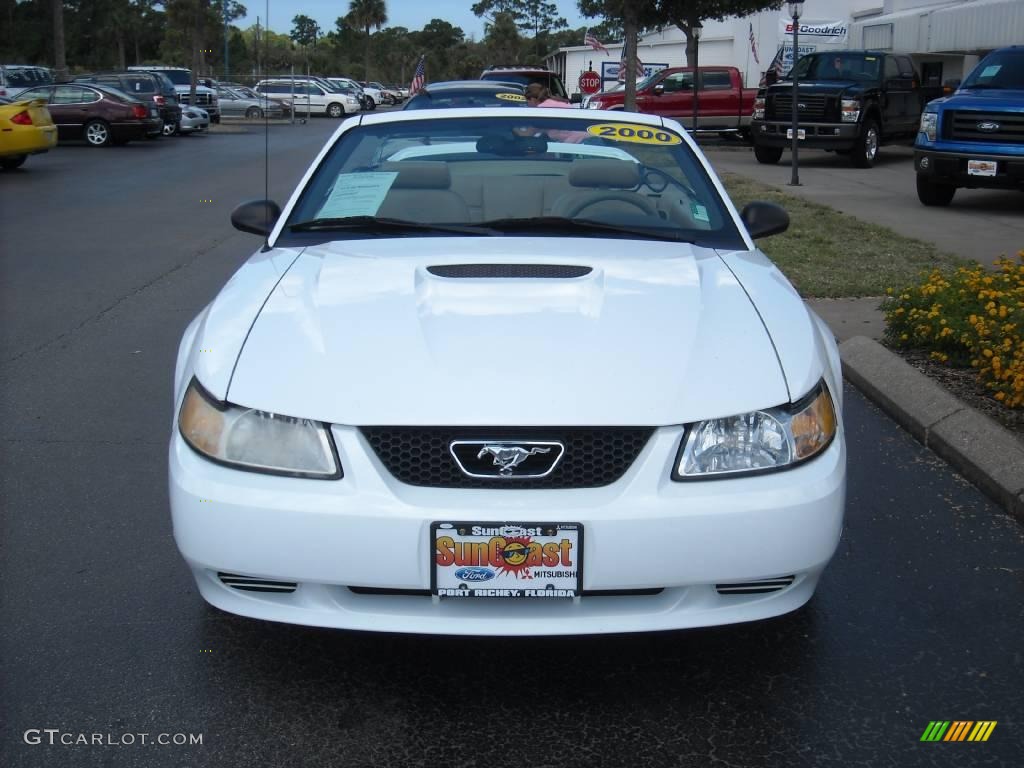 2000 Mustang V6 Convertible - Crystal White / Medium Parchment photo #10