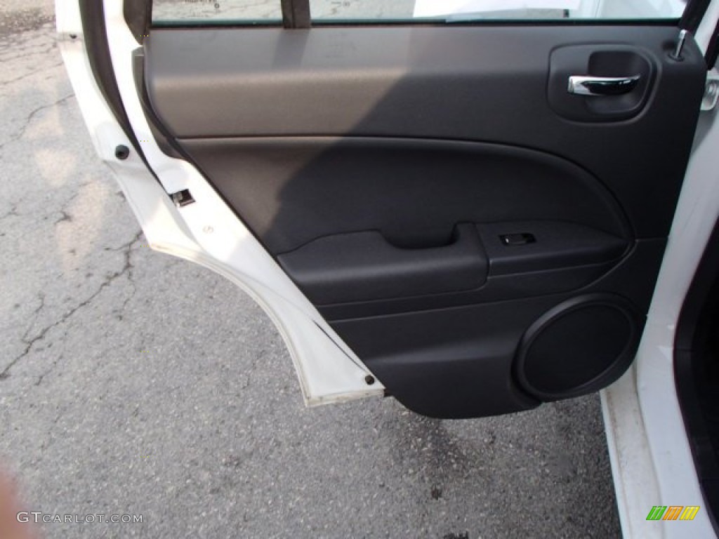 2011 Caliber Mainstreet - Bright White / Dark Slate Gray photo #13