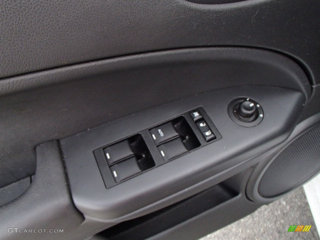2011 Caliber Mainstreet - Bright White / Dark Slate Gray photo #18