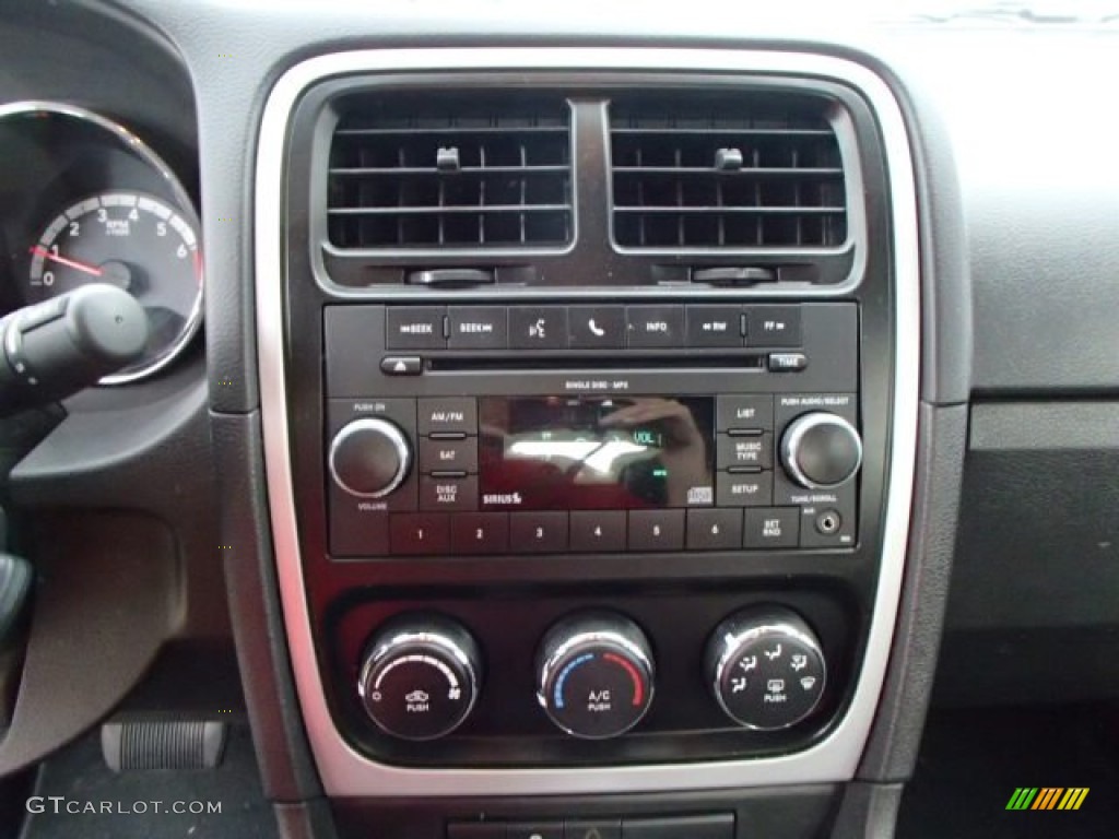 2011 Caliber Mainstreet - Bright White / Dark Slate Gray photo #19