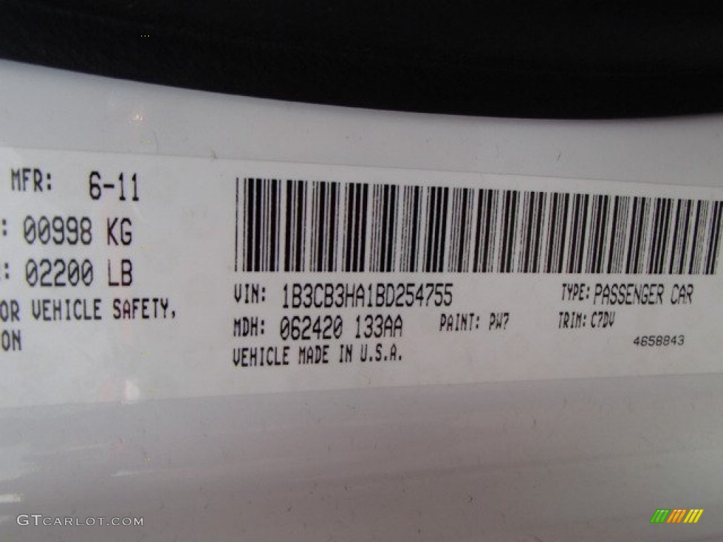 2011 Caliber Mainstreet - Bright White / Dark Slate Gray photo #25