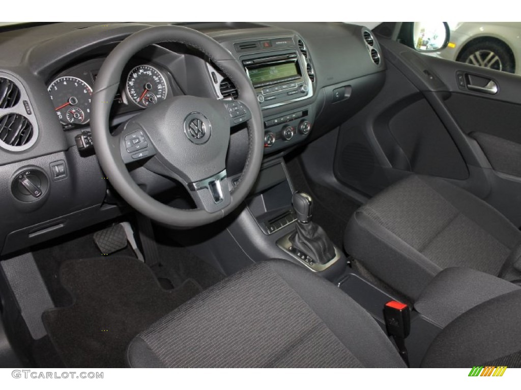 Black Interior 2014 Volkswagen Tiguan S Photo #85050710