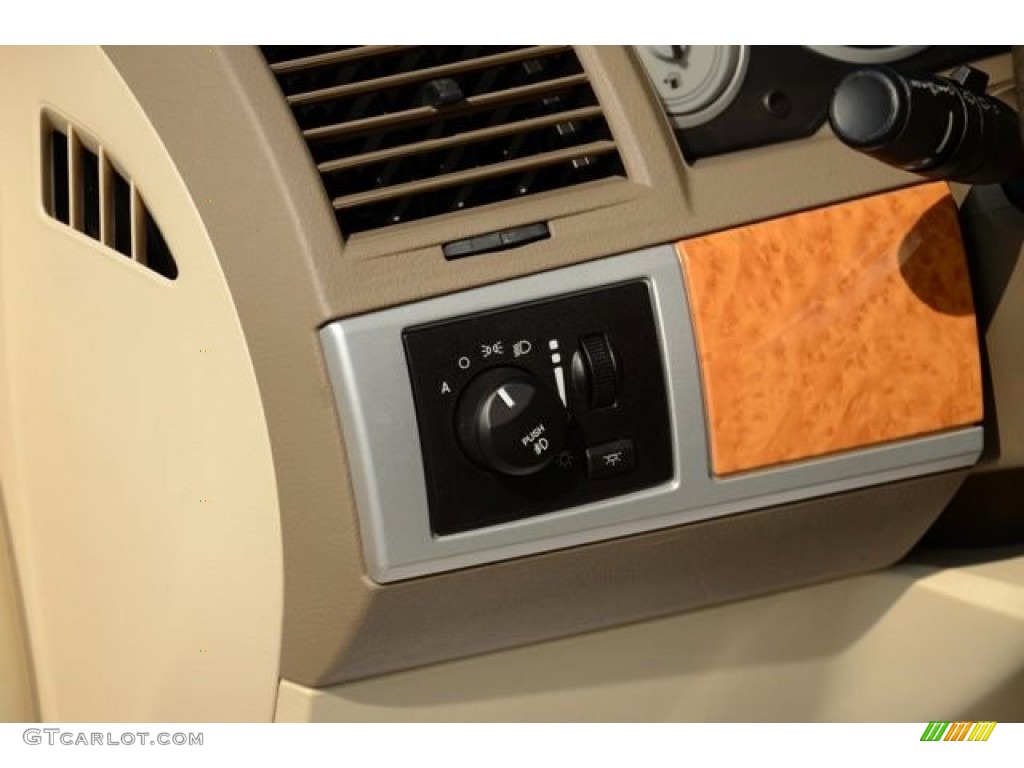 2008 Chrysler Town & Country Limited Controls Photos