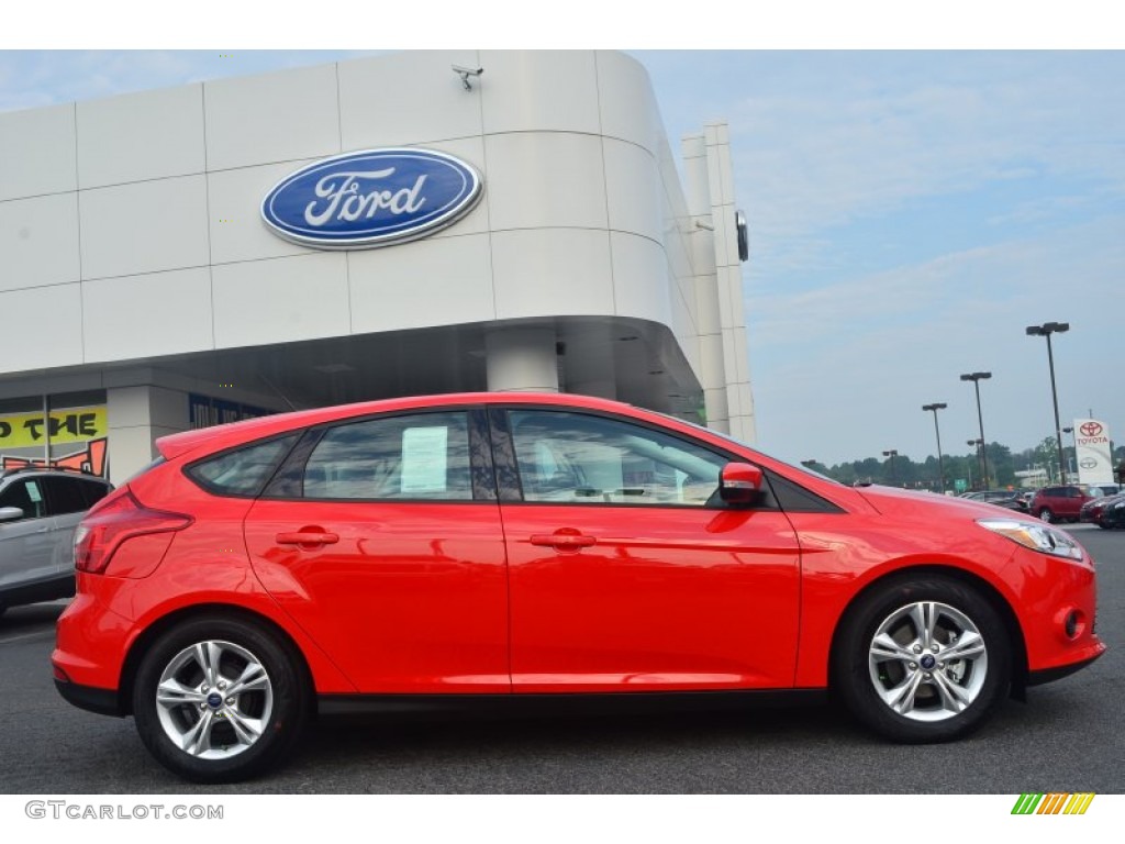 2014 Focus SE Hatchback - Race Red / Charcoal Black photo #2