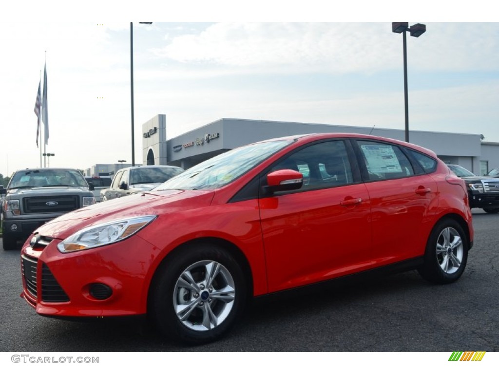 2014 Focus SE Hatchback - Race Red / Charcoal Black photo #3